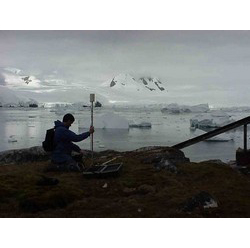 Tomando medidas magnéticas en la Península Antártica.